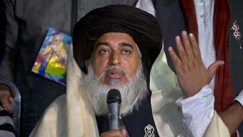 Ratusan ribu orang menghadiri pemakaman di Lahore, Pakistan. (AP/Waleed Ahmed)