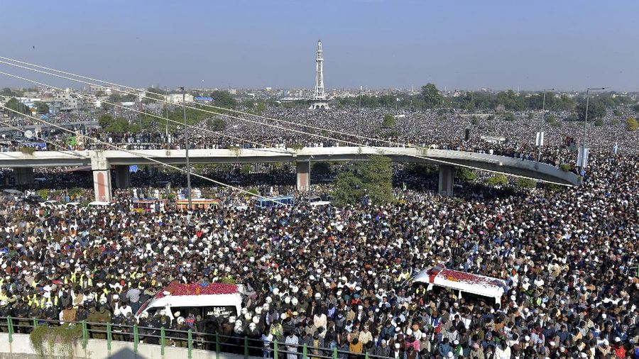 Ratusan ribu orang menghadiri pemakaman di Lahore, Pakistan. (AP/Waleed Ahmed)