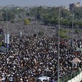 Begini Penampakan 200.000 Orang di Pemakaman Ulama Pakistan