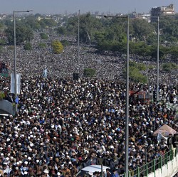 Begini Penampakan 200.000 Orang di Pemakaman Ulama Pakistan