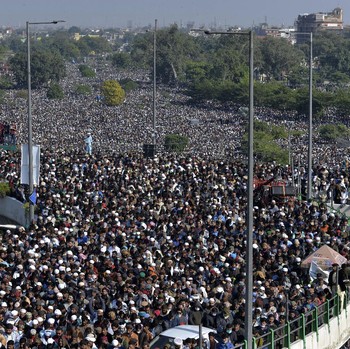 Begini Penampakan 200.000 Orang di Pemakaman Ulama Pakistan