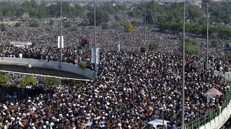 Ratusan ribu orang menghadiri pemakaman di Lahore, Pakistan. (AP/Waleed Ahmed)