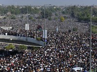 Begini Penampakan 200.000 Orang di Pemakaman Ulama Pakistan