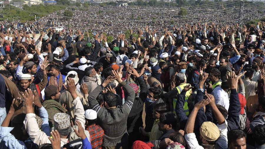 Ratusan ribu orang menghadiri pemakaman di Lahore, Pakistan. (AP/Waleed Ahmed)