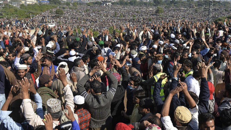 Ratusan ribu orang menghadiri pemakaman di Lahore, Pakistan. (AP/Waleed Ahmed)