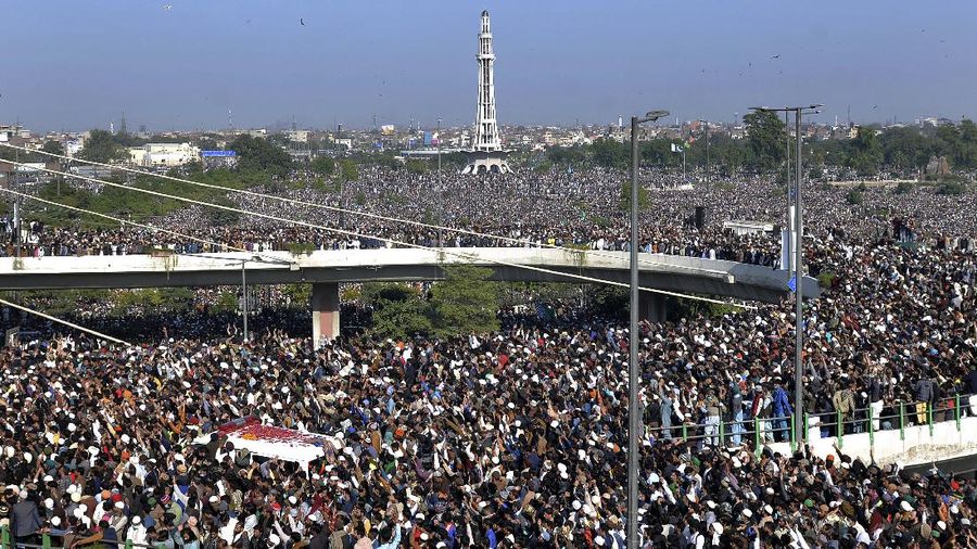 Ratusan ribu orang menghadiri pemakaman di Lahore, Pakistan. (AP/Waleed Ahmed)