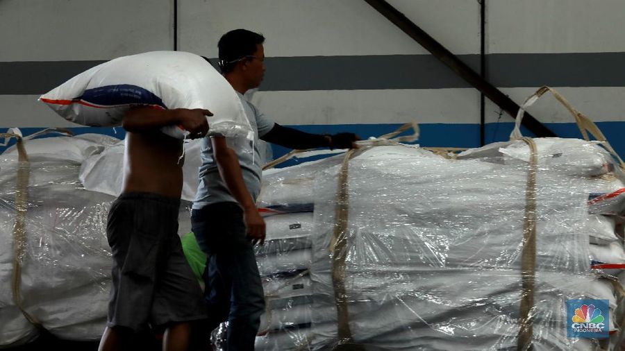 Bongkar Muat Gula di Pelabuhan Tanjung Priok