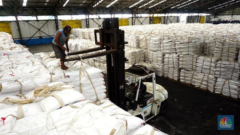 Petugas gudang gula sugar (konsumsi) mendata pasokan gula yang akan dikirim ke berbagai daerah ke seluruh Indonesia di Pelabuhan Tanjung Priok, Senin (23/11/2020). Dalam sehari bisa mengirim 250 ton gula sugar dengan kapasitas 10 truk angkut. (CNBC Indonesia/Tri Susilo) 

Pemerintah dan dunia usaha masih menghitung angka pasti stok nasional pada akhir 2020 yang menjadi dasar penentuan rencana pemenuhan kebutuhan gula pada 2021. (CNBC Indonesia/ Tri Susilo)