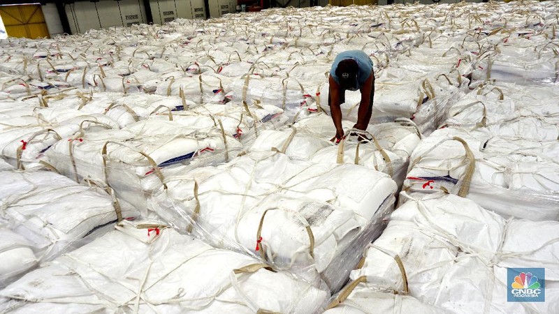 Petugas gudang gula sugar (konsumsi) mendata pasokan gula yang akan dikirim ke berbagai daerah ke seluruh Indonesia di Pelabuhan Tanjung Priok, Senin (23/11/2020). Dalam sehari bisa mengirim 250 ton gula sugar dengan kapasitas 10 truk angkut. (CNBC Indonesia/Tri Susilo) 

Pemerintah dan dunia usaha masih menghitung angka pasti stok nasional pada akhir 2020 yang menjadi dasar penentuan rencana pemenuhan kebutuhan gula pada 2021. (CNBC Indonesia/ Tri Susilo)