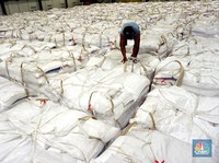 Sssttt...!!! Ribuan Ton Gula Impor Mulai Mengalir Masuk NKRI