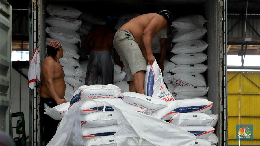 Petugas gudang gula sugar (konsumsi) mendata pasokan gula yang akan dikirim ke berbagai daerah ke seluruh Indonesia di Pelabuhan Tanjung Priok, Senin (23/11/2020). Dalam sehari bisa mengirim 250 ton gula sugar dengan kapasitas 10 truk angkut. (CNBC Indonesia/Tri Susilo) 

Pemerintah dan dunia usaha masih menghitung angka pasti stok nasional pada akhir 2020 yang menjadi dasar penentuan rencana pemenuhan kebutuhan gula pada 2021. (CNBC Indonesia/ Tri Susilo)