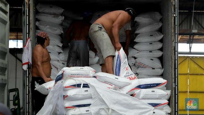 Bongkar Muat Gula di Pelabuhan Tanjung Priok Petugas gudang gula sugar (konsumsi) mendata pasokan gula yang akan dikirim ke berbagai daerah ke seluruh Indonesia di Pelabuhan Tanjung Priok, Senin (23/11/2020). Dalam sehari bisa mengirim 250 ton gula sugar dengan kapasitas 10 truk angkut. (CNBC Indonesia/Tri Susilo)
Pemerintah dan dunia usaha masih menghitung angka pasti stok nasional pada akhir 2020 yang menjadi dasar penentuan rencana pemenuhan kebutuhan gula pada 2021. (CNBC Indonesia/ Tri Susilo)