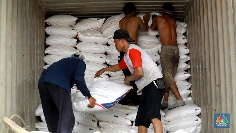 Petugas gudang gula sugar (konsumsi) mendata pasokan gula yang akan dikirim ke berbagai daerah ke seluruh Indonesia di Pelabuhan Tanjung Priok, Senin (23/11/2020). Dalam sehari bisa mengirim 250 ton gula sugar dengan kapasitas 10 truk angkut. (CNBC Indonesia/Tri Susilo) 

Pemerintah dan dunia usaha masih menghitung angka pasti stok nasional pada akhir 2020 yang menjadi dasar penentuan rencana pemenuhan kebutuhan gula pada 2021. (CNBC Indonesia/ Tri Susilo)