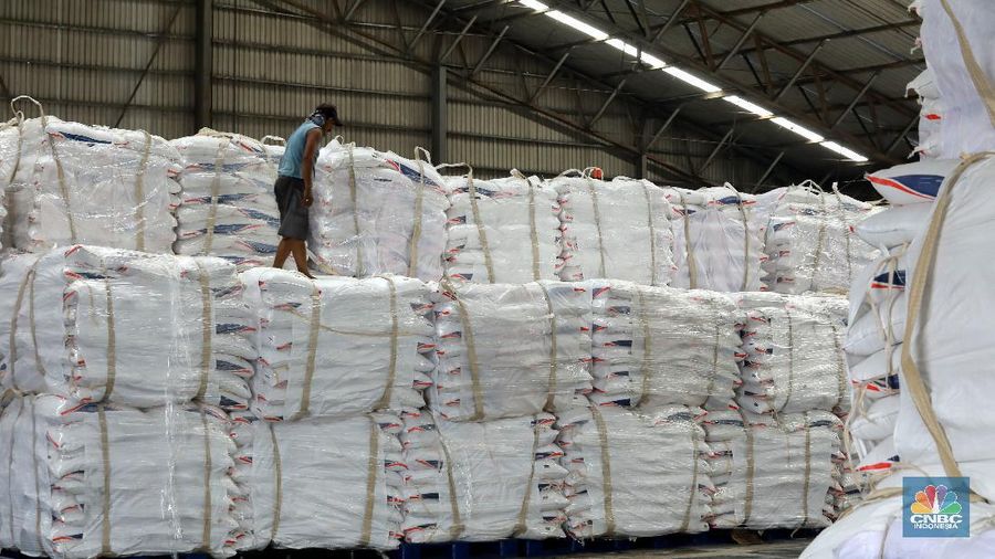 Petugas gudang gula sugar (konsumsi) mendata pasokan gula yang akan dikirim ke berbagai daerah ke seluruh Indonesia di Pelabuhan Tanjung Priok, Senin (23/11/2020). Dalam sehari bisa mengirim 250 ton gula sugar dengan kapasitas 10 truk angkut. (CNBC Indonesia/Tri Susilo)
Pemerintah dan dunia usaha masih menghitung angka pasti stok nasional pada akhir 2020 yang menjadi dasar penentuan rencana pemenuhan kebutuhan gula pada 2021. (CNBC Indonesia/ Tri Susilo)