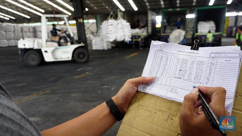 Petugas gudang gula sugar (konsumsi) mendata pasokan gula yang akan dikirim ke berbagai daerah ke seluruh Indonesia di Pelabuhan Tanjung Priok, Senin (23/11/2020). Dalam sehari bisa mengirim 250 ton gula sugar dengan kapasitas 10 truk angkut. (CNBC Indonesia/Tri Susilo) 

Pemerintah dan dunia usaha masih menghitung angka pasti stok nasional pada akhir 2020 yang menjadi dasar penentuan rencana pemenuhan kebutuhan gula pada 2021. (CNBC Indonesia/ Tri Susilo)