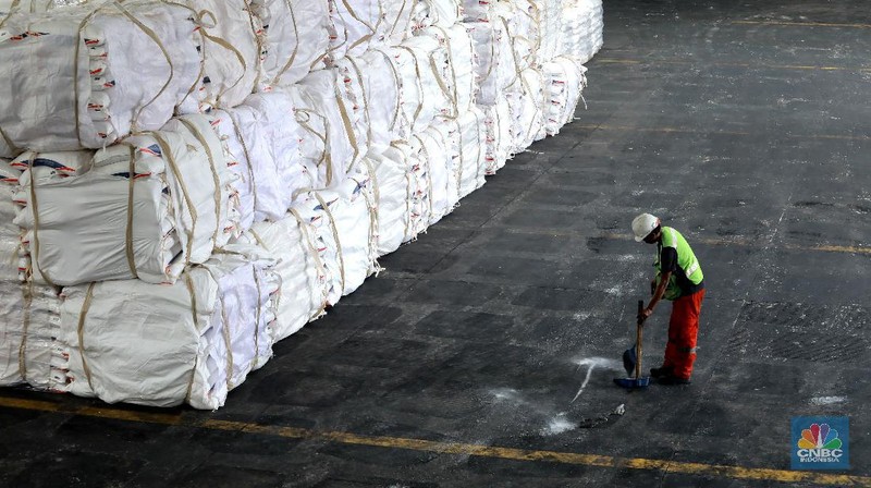 Petugas gudang gula sugar (konsumsi) mendata pasokan gula yang akan dikirim ke berbagai daerah ke seluruh Indonesia di Pelabuhan Tanjung Priok, Senin (23/11/2020). Dalam sehari bisa mengirim 250 ton gula sugar dengan kapasitas 10 truk angkut. (CNBC Indonesia/Tri Susilo) 

Pemerintah dan dunia usaha masih menghitung angka pasti stok nasional pada akhir 2020 yang menjadi dasar penentuan rencana pemenuhan kebutuhan gula pada 2021. (CNBC Indonesia/ Tri Susilo)