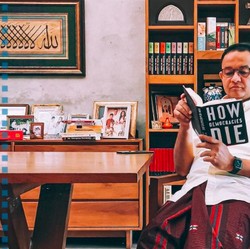 Anies Baca Buku 'How Democracies Die', Netizen: Kode Keras!
