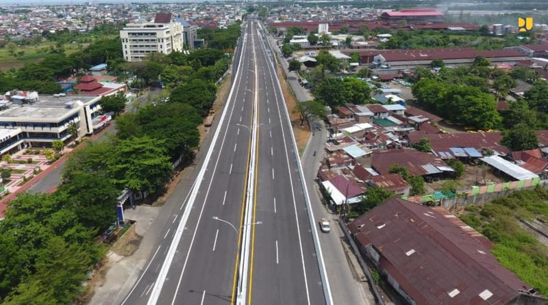 Kementerian Pekerjaan Umum dan Perumahan Rakyat (PUPR) terus menambah kapasitas jalan pada kawasan perkotaan metropolitan. Salah satu ruas yang siap diresmikan dan dioperasikan adalah Jalan Tol Ujung Pandang Seksi 3 atau dikenal dengan Jalan Tol Layang Andi Pangeran (AP) Pettarani Kota Makassar, Sulawesi Selatan sepanjang 4,3 km yang akan menghubungkan  Kota Makassar dengan Pelabuhan Petikemas Soekarno Hatta Makassar dan Bandara Sultan Hassanudin.

Menteri PUPR Basuki Hadimuljono menyampaikan apresiasi atas peran aktif Pemerintah Provinsi Sulawesi Selatan dan Pemerintah Kota Makassar dalam pembangunan tol layang tersebut. 