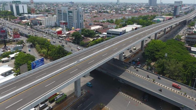 Kementerian Pekerjaan Umum dan Perumahan Rakyat (PUPR) terus menambah kapasitas jalan pada kawasan perkotaan metropolitan. Salah satu ruas yang siap diresmikan dan dioperasikan adalah Jalan Tol Ujung Pandang Seksi 3 atau dikenal dengan Jalan Tol Layang Andi Pangeran (AP) Pettarani Kota Makassar, Sulawesi Selatan sepanjang 4,3 km yang akan menghubungkan  Kota Makassar dengan Pelabuhan Petikemas Soekarno Hatta Makassar dan Bandara Sultan Hassanudin.

Menteri PUPR Basuki Hadimuljono menyampaikan apresiasi atas peran aktif Pemerintah Provinsi Sulawesi Selatan dan Pemerintah Kota Makassar dalam pembangunan tol layang tersebut. 