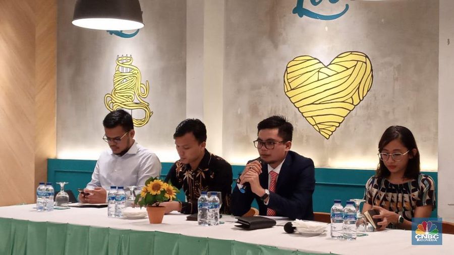 Konferensi pers kuasa hukum PT Indosterling Optima Investa (IOI) soal pengembalian dana nasabah.