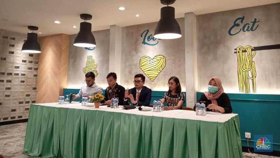 Konferensi pers kuasa hukum PT Indosterling Optima Investa (IOI) soal pengembalian dana nasabah.