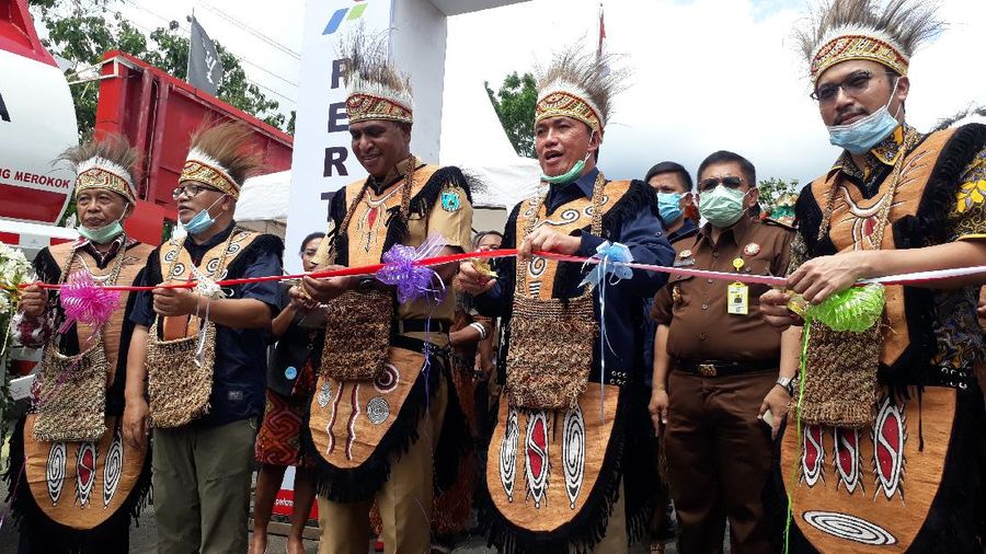 Badan  Pengatur Hilir Minyak dan Gas Bumi (BPH Migas) meresmikan 15 penyalur baru demi mendistribusikan program bahan bakar minyak (BBM) 1 harga. Peresmian berlangsung di Terminal Bahan Bakar Minyak (TBBM) Manokwari hari ini, Selasa (24/11/2020) pada pukul 10.00 WIT. (CNBC Indoensia/Sandy Ferry)