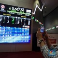 Sempat Celup Zona Merah, IHSG Tutup Sesi 1 dengan Reli 0,23%