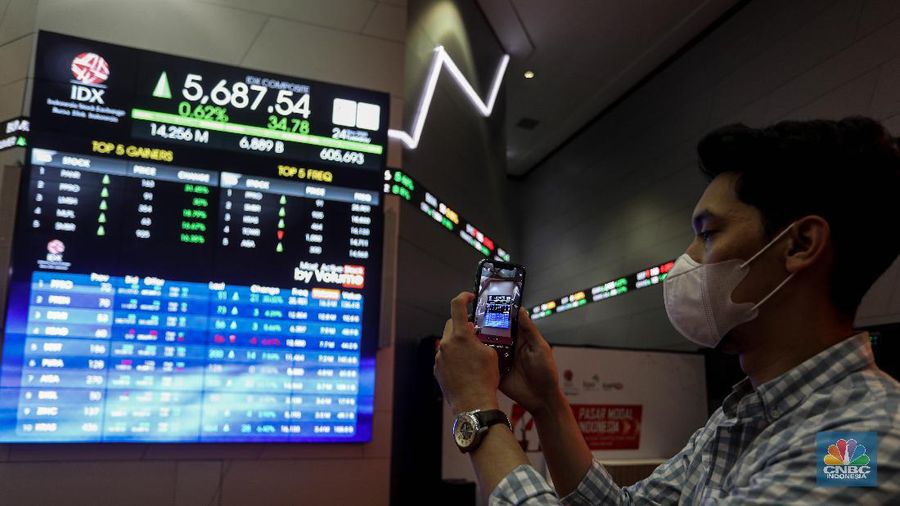 Warga mempelajari platform investasi di Gedung Bursa Efek Indonesia, Jakarta, Selasa (24/11/2020). (վ/ Andrean Kristianto)