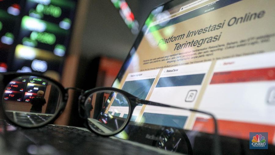 Warga mempelajari platform investasi di Gedung Bursa Efek Indonesia, Jakarta, Selasa (24/11/2020). (վ/ Andrean Kristianto)