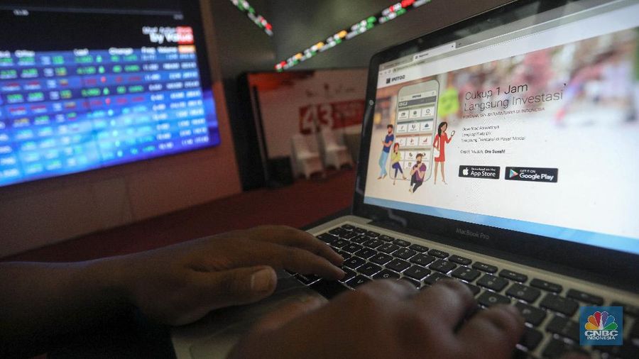 Warga mempelajari platform investasi di Gedung Bursa Efek Indonesia, Jakarta, Selasa (24/11/2020). (վ/ Andrean Kristianto)