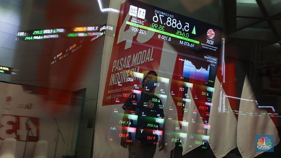 Layar pergerakan perdagangan saham di gedung Bursa Efek Indonesia, Selasa (24/11/2020). (վ/ Andrean Kristianto)