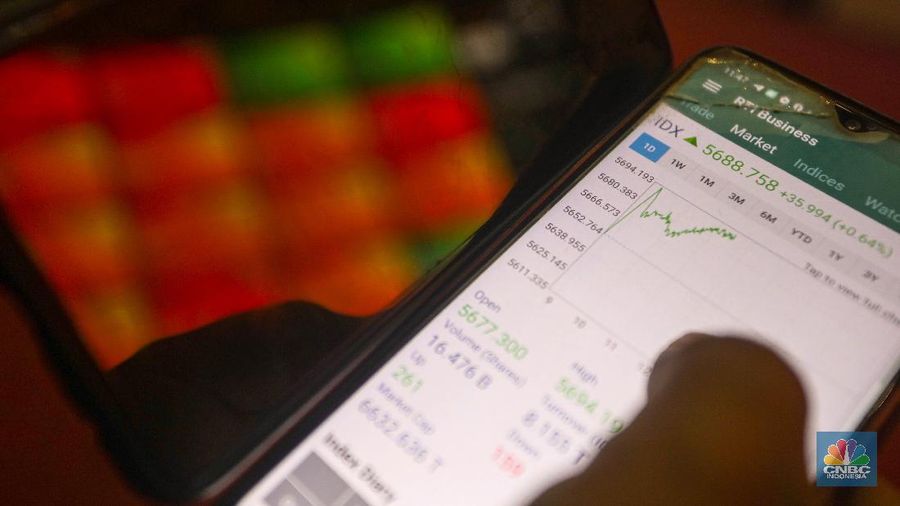 Layar pergerakan perdagangan saham di gedung Bursa Efek Indonesia, Selasa (24/11/2020). (վ/ Andrean Kristianto)