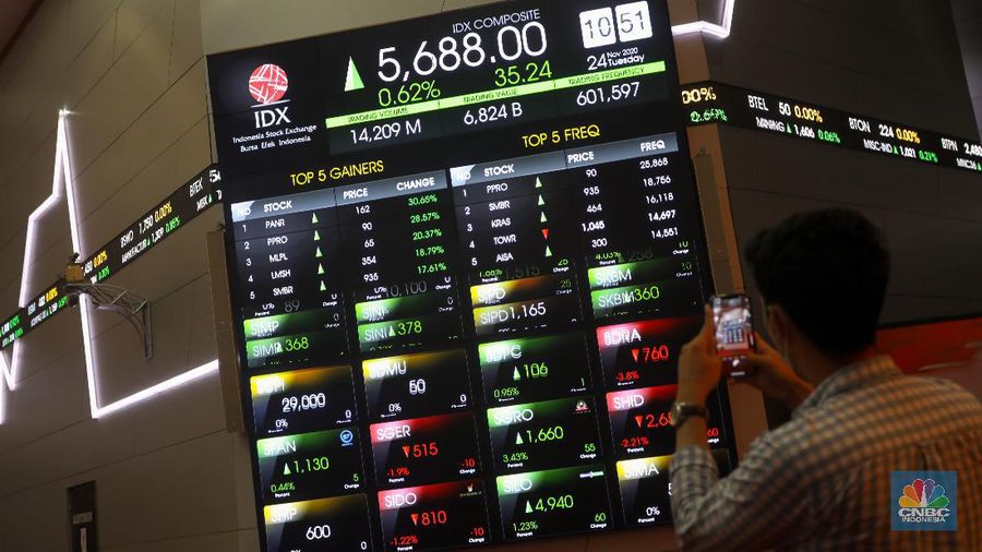 Warga mempelajari platform investasi di Gedung Bursa Efek Indonesia, Jakarta, Selasa (24/11/2020). (վ/ Andrean Kristianto)