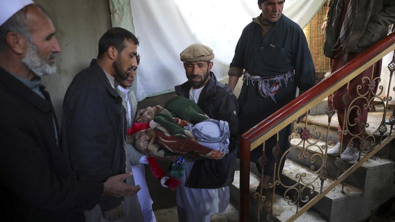 Sebanyak delapan orang tewas akibat serangan mortir yang menghantam wilayah padat penduduk di Ibu Kota Kabul, Afghanistan, (AP/Rahmat Gul)