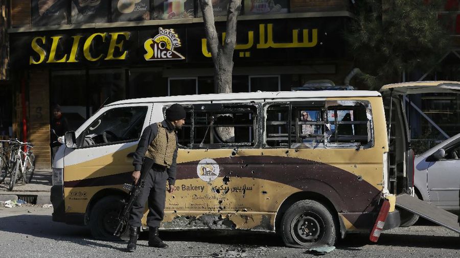 Sebanyak delapan orang tewas akibat serangan mortir yang menghantam wilayah padat penduduk di Ibu Kota Kabul, Afghanistan, (AP/Rahmat Gul)