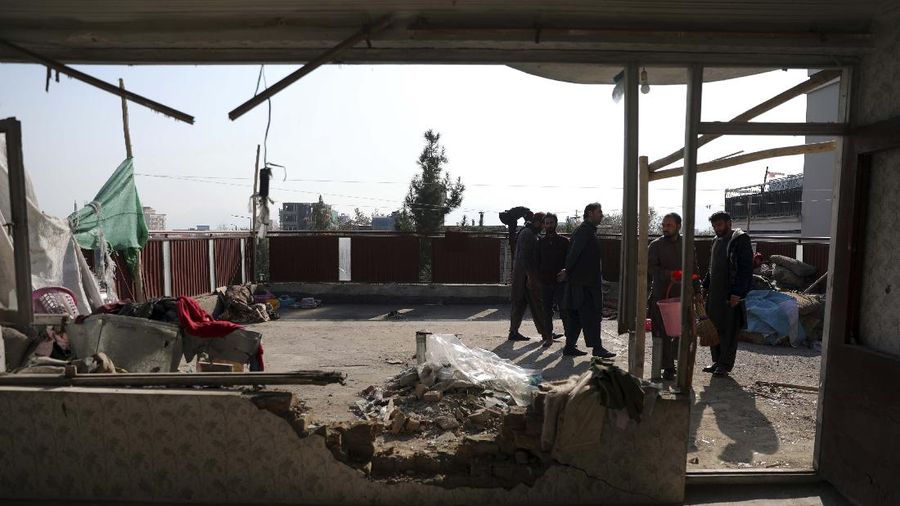 Sebanyak delapan orang tewas akibat serangan mortir yang menghantam wilayah padat penduduk di Ibu Kota Kabul, Afghanistan, (AP/Rahmat Gul)