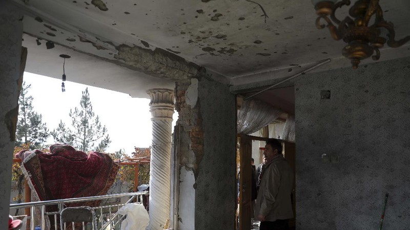 Sebanyak delapan orang tewas akibat serangan mortir yang menghantam wilayah padat penduduk di Ibu Kota Kabul, Afghanistan, (AP/Rahmat Gul)