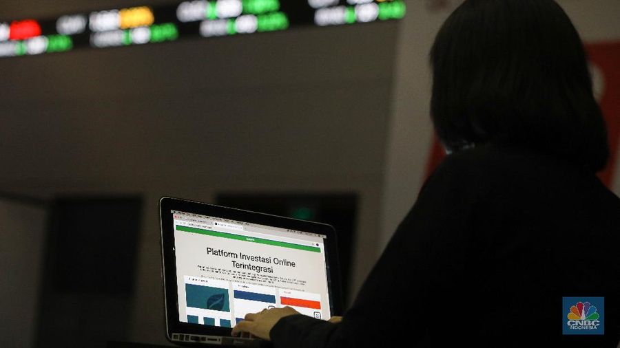 Warga mempelajari platform investasi di Gedung Bursa Efek Indonesia, Jakarta