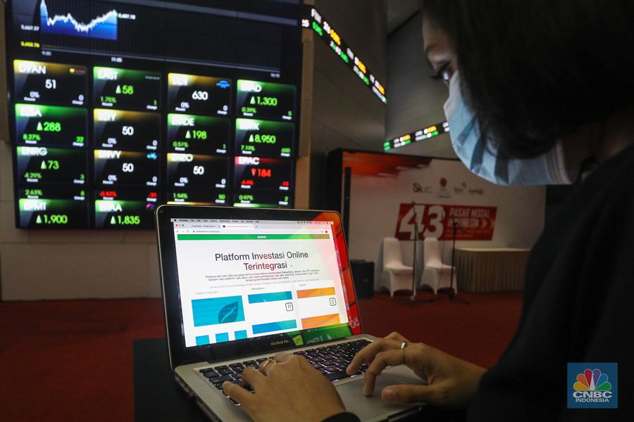 Warga mempelajari platform investasi di Gedung Bursa Efek Indonesia, Jakarta