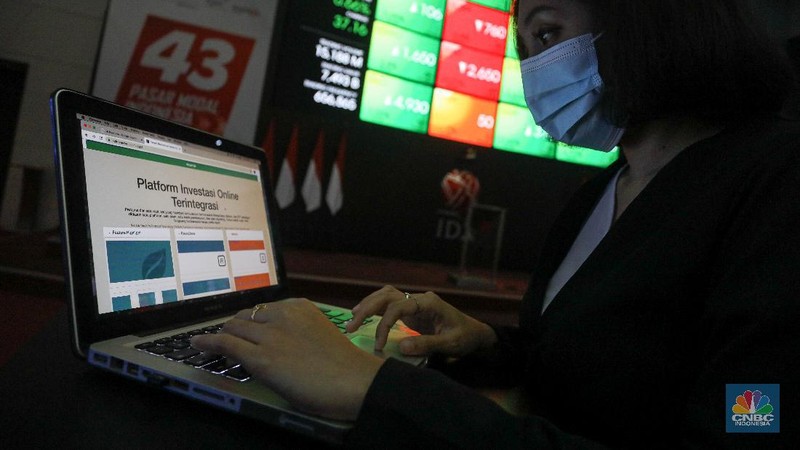Warga mempelajari platform investasi di Gedung Bursa Efek Indonesia, Jakarta, Selasa (24/11/2020). (վ/ Andrean Kristianto)