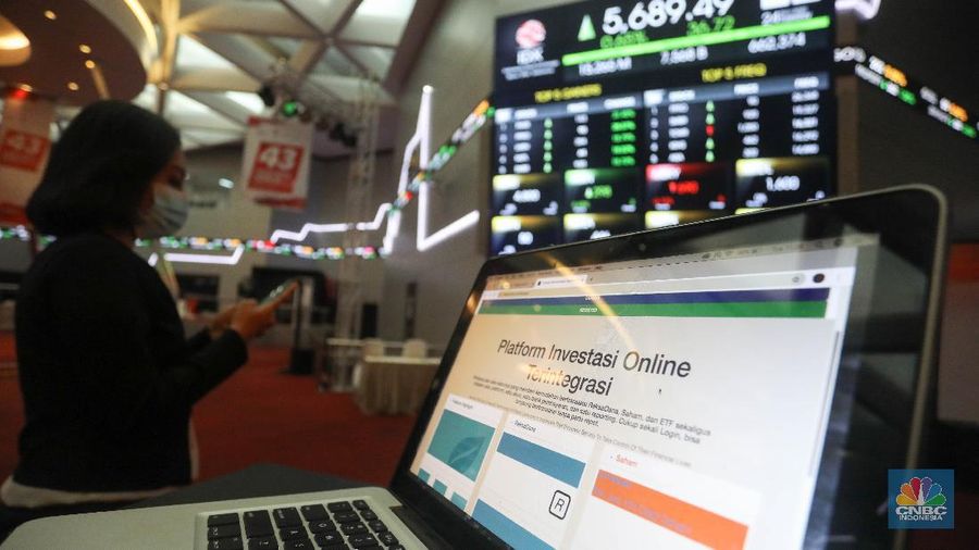 Warga mempelajari platform investasi di Gedung Bursa Efek Indonesia, Jakarta, Selasa (24/11/2020). (վ/ Andrean Kristianto)
