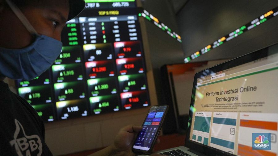 Warga mempelajari platform investasi di Gedung Bursa Efek Indonesia, Jakarta, Selasa (24/11/2020). (վ/ Andrean Kristianto)