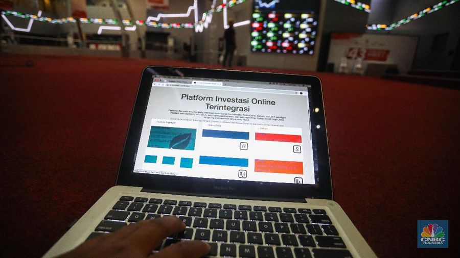 Warga mempelajari platform investasi di Gedung Bursa Efek Indonesia, Jakarta, Selasa (24/11/2020). (վ/ Andrean Kristianto)
