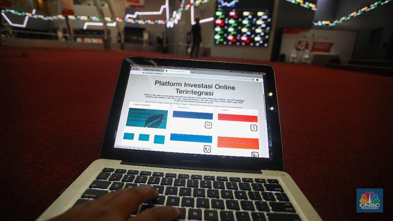 Warga mempelajari platform investasi di Gedung Bursa Efek Indonesia, Jakarta, Selasa (24/11/2020). (վ/ Andrean Kristianto)
