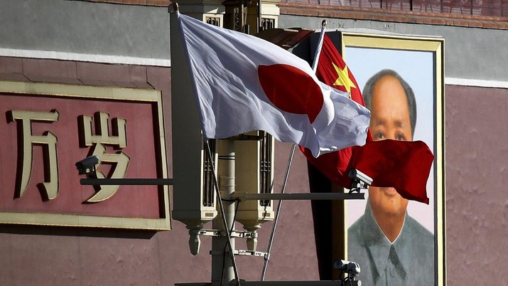 China Japan Japanese and Chinese national flags flutter near a portrait of the late Chinese leader Mao Zedong at the Tiananmen Gate in Beijing, Friday, Oct. 26, 2018. Japanese Prime Minister Shinzo Abe held a second meeting with his Chinese counterpart Li Keqiang on Friday during the first formal visit to Beijing by a Japanese leader in nearly seven years that heralds warming ties following years of acrimony. (AP Photo/Andy Wong)