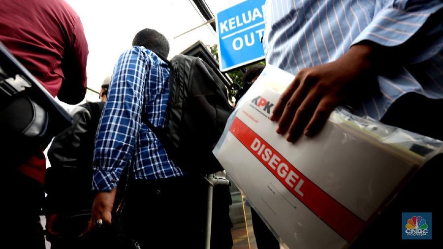 Komisi Pemberantasan Korupsi (KPK) tiba di Gedung Mina Bahari kantor Kementrian Kelautan dan Perikanan (KKP) Rabu (25/11/2020). (CNBC Indonesia/Tri Susilo)