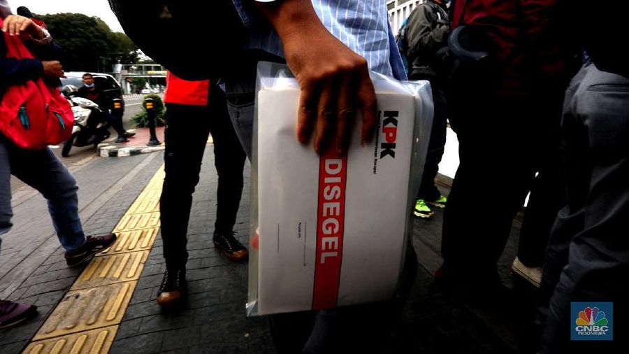 Komisi Pemberantasan Korupsi (KPK) tiba di Gedung Mina Bahari kantor Kementrian Kelautan dan Perikanan (KKP) Rabu (25/11/2020). (CNBC Indonesia/Tri Susilo)