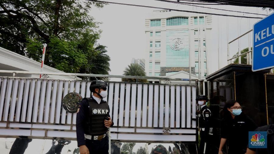 Komisi Pemberantasan Korupsi (KPK) tiba di Gedung Mina Bahari kantor Kementrian Kelautan dan Perikanan (KKP) Rabu (25/11/2020). (CNBC Indonesia/Tri Susilo)