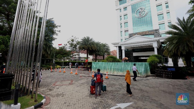 Komisi Pemberantasan Korupsi (KPK) tiba di Gedung Mina Bahari kantor Kementrian Kelautan dan Perikanan (KKP) Rabu (25/11/2020). (CNBC Indonesia/Tri Susilo)