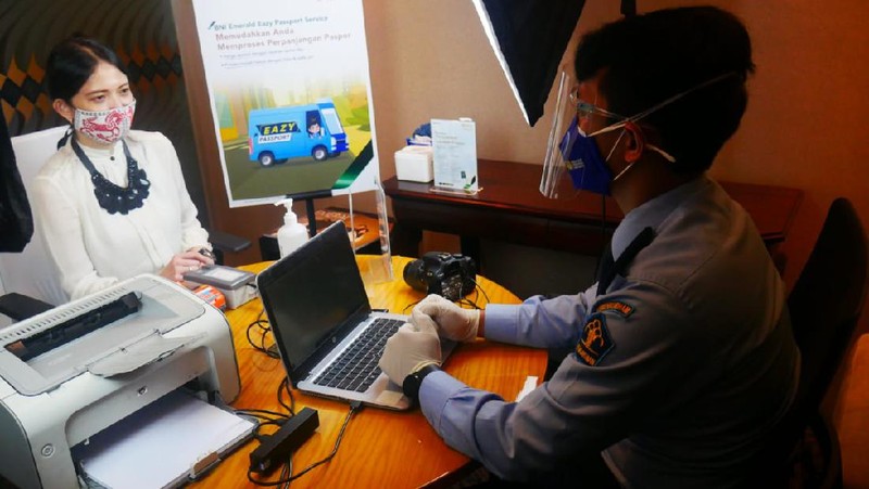 Nasabah BNI Emerald sedang melakukan penggantian passport di Outlet BNI Emerald BNI Menara Pejompongan di Jakarta, Rabu (25 November 2020). BNI Emerald dan Direktorat Jenderal Imigrasi (dhi Kantor Imigrasi Jakarta Selatan) bekerja sama untuk memberikan layanan pembuatan dan penggantian pasport sehari jadi atau Passport Sameday bagi para nasabah prioritas BNI dengan tetap menerapkan protokol kesehatan. (Dok. BNI)